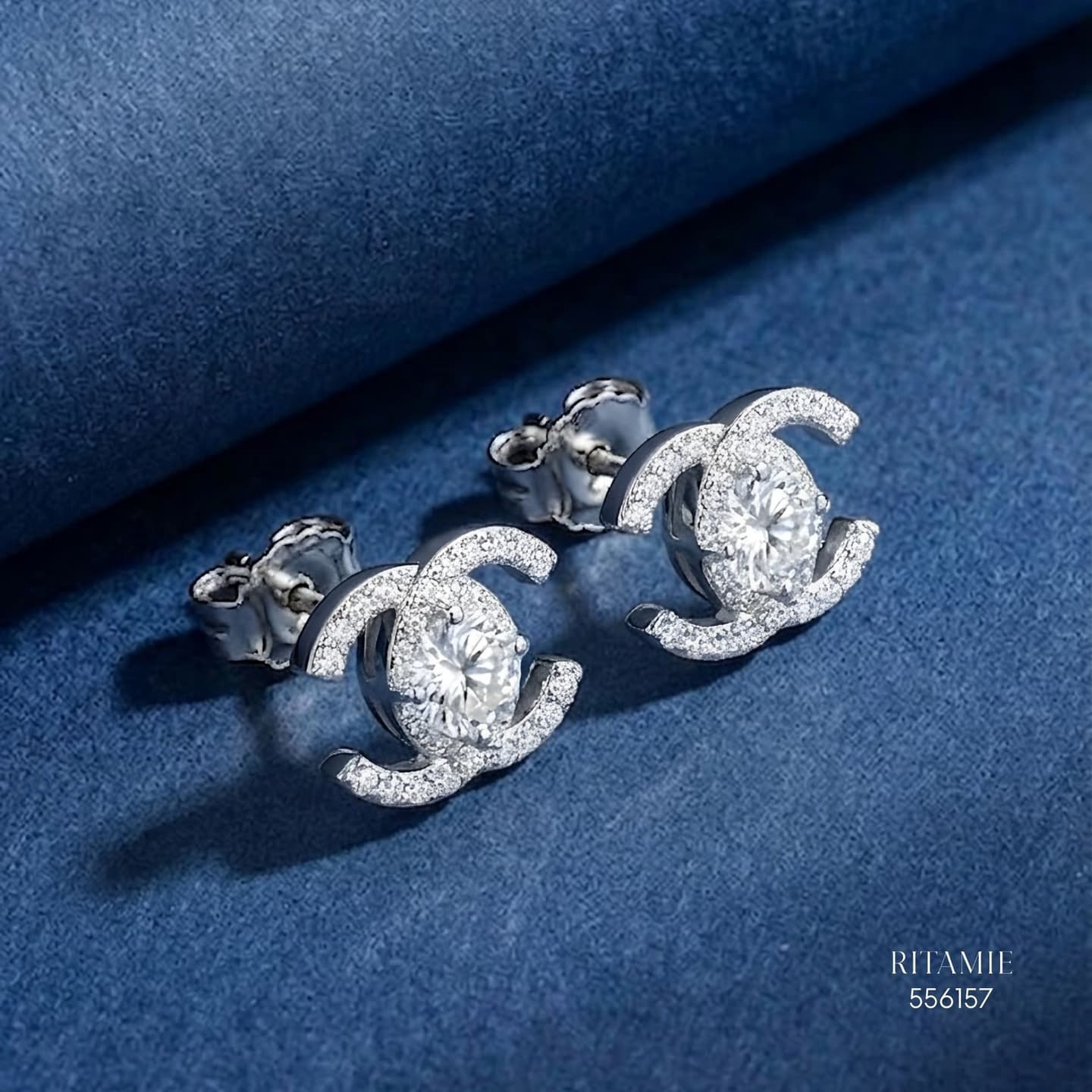 The Iconic Chic Silver Moissanite Studs 556157
